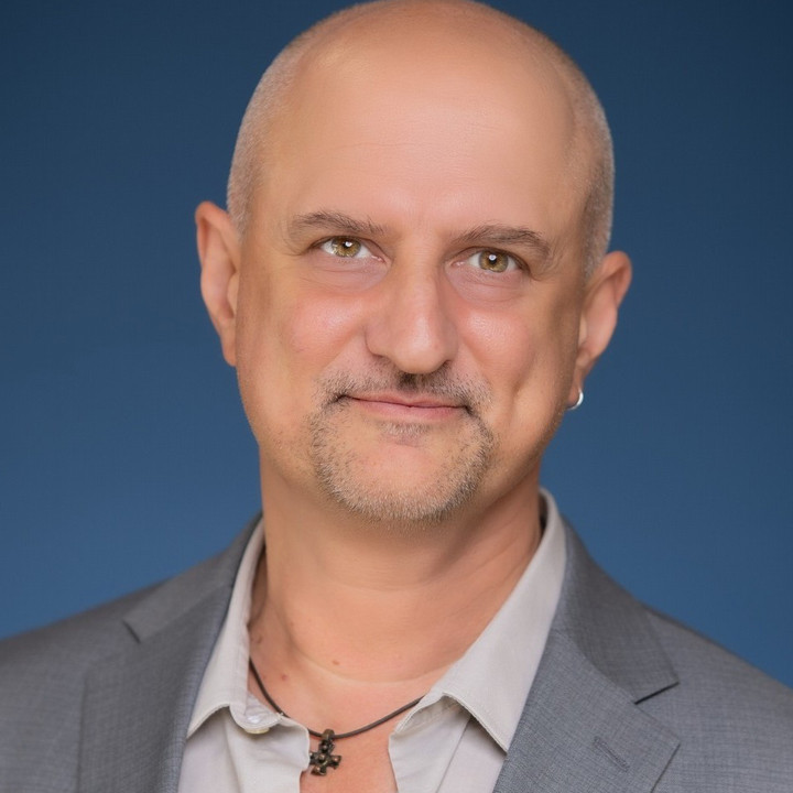Dr. Leonardo De La Fuente headshot